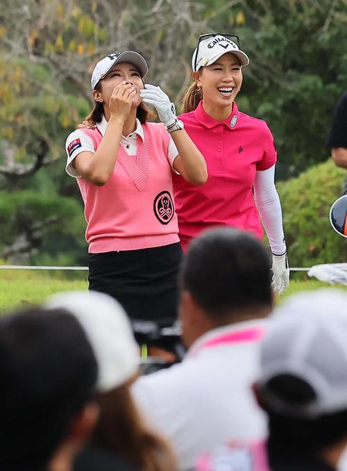 1番、涙を流しながらセカンドへ向かうイ・ボミ（左）と笑顔でなぐさめる上田桃子（撮影・上田博志）