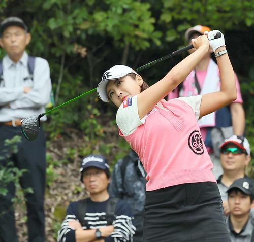 2番、ティーショットを放つイ・ボミ（撮影・上田博志）