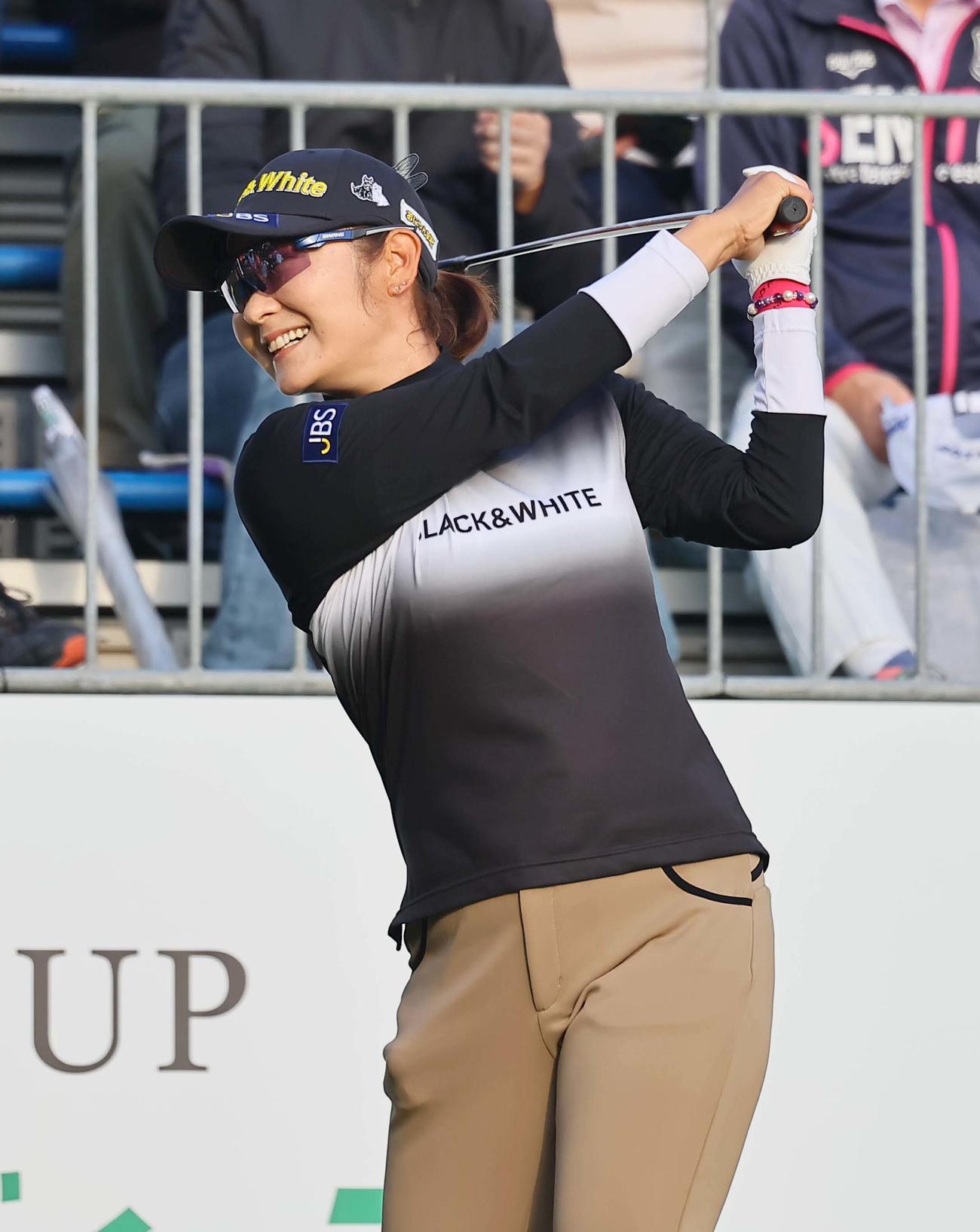 1番、ティーイングエリアで笑顔を見せる藤田さいき（撮影・上田博志）