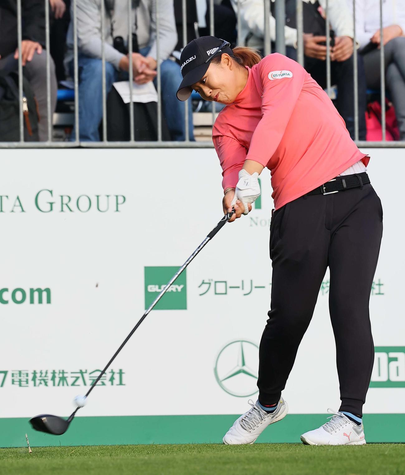 1番、ティーショットを放つ西郷真央（撮影・上田博志）