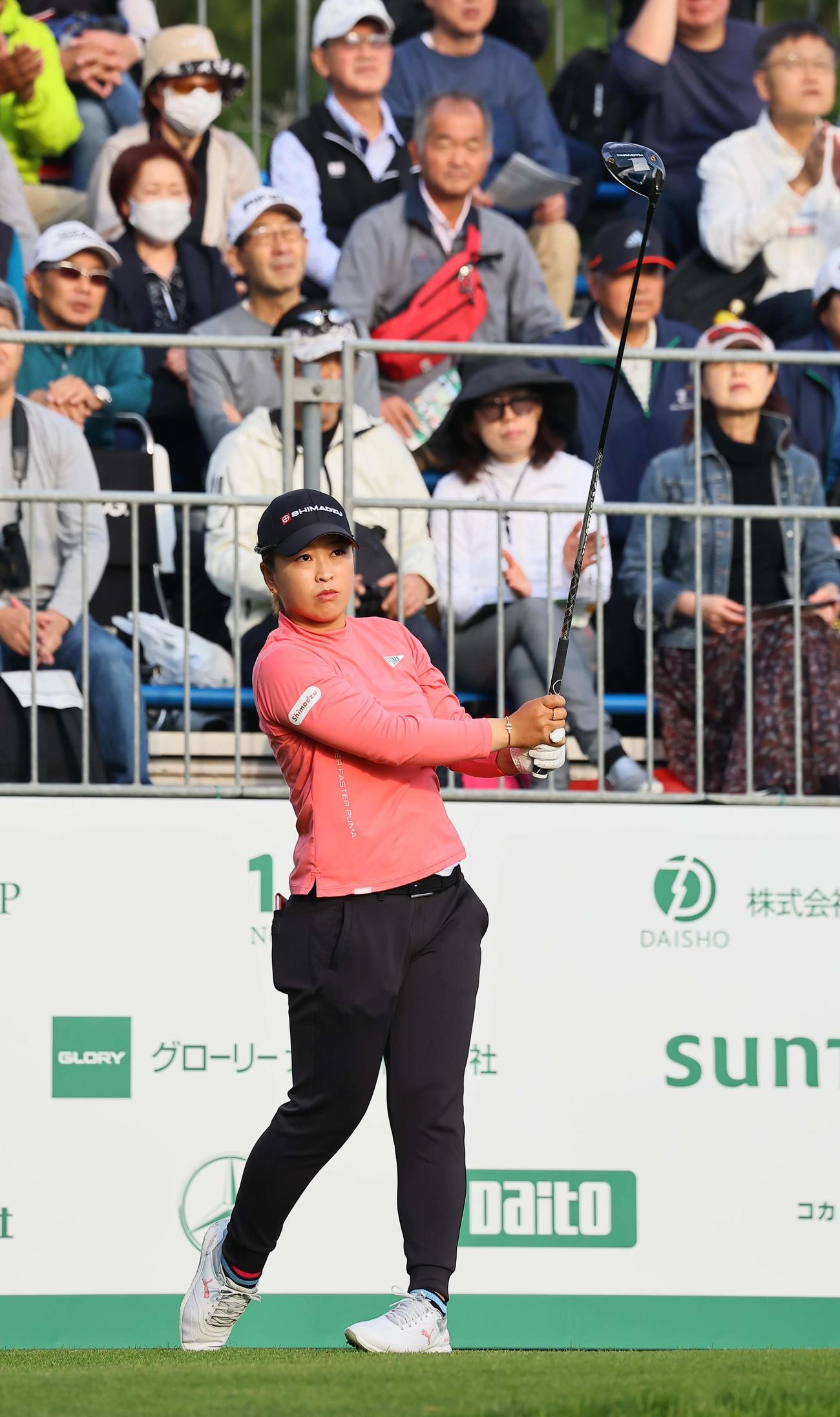 1番、ティーショットを放つ西郷真央（撮影・上田博志）