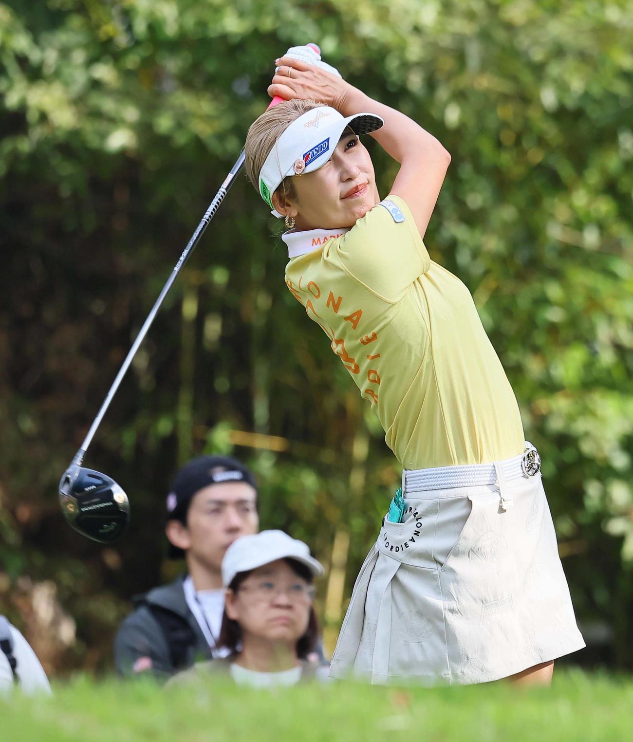 12番、ティーショットを放つ金田久美子（撮影・上田博志）