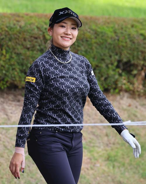12番、笑顔を見せながらセカンドへ向かう安田彩乃（撮影・上田博志）