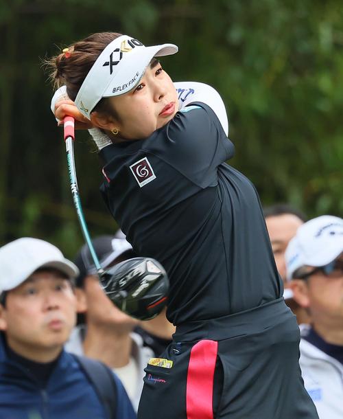12番、ティーショットを放つ山下（撮影・上田博志）