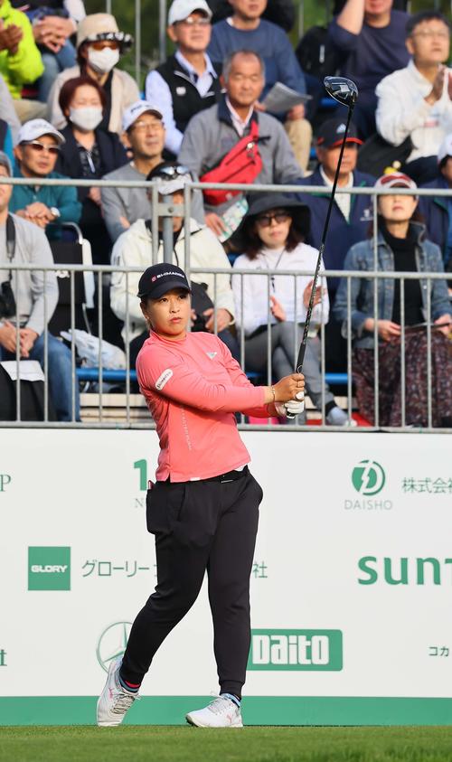 1番、ティーショットを放つ西郷真央（撮影・上田博志）