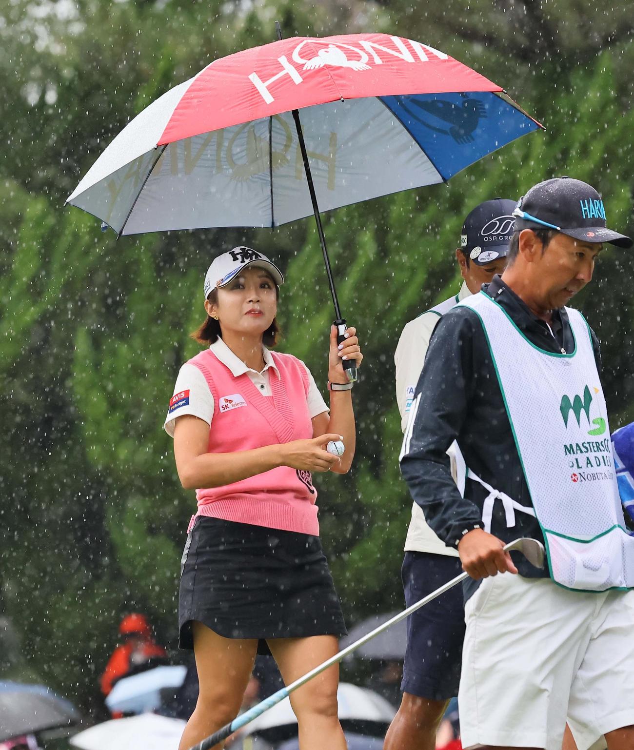 雨の降る中、傘をさして12番へ向かうイ・ボミ（撮影・上田博志）