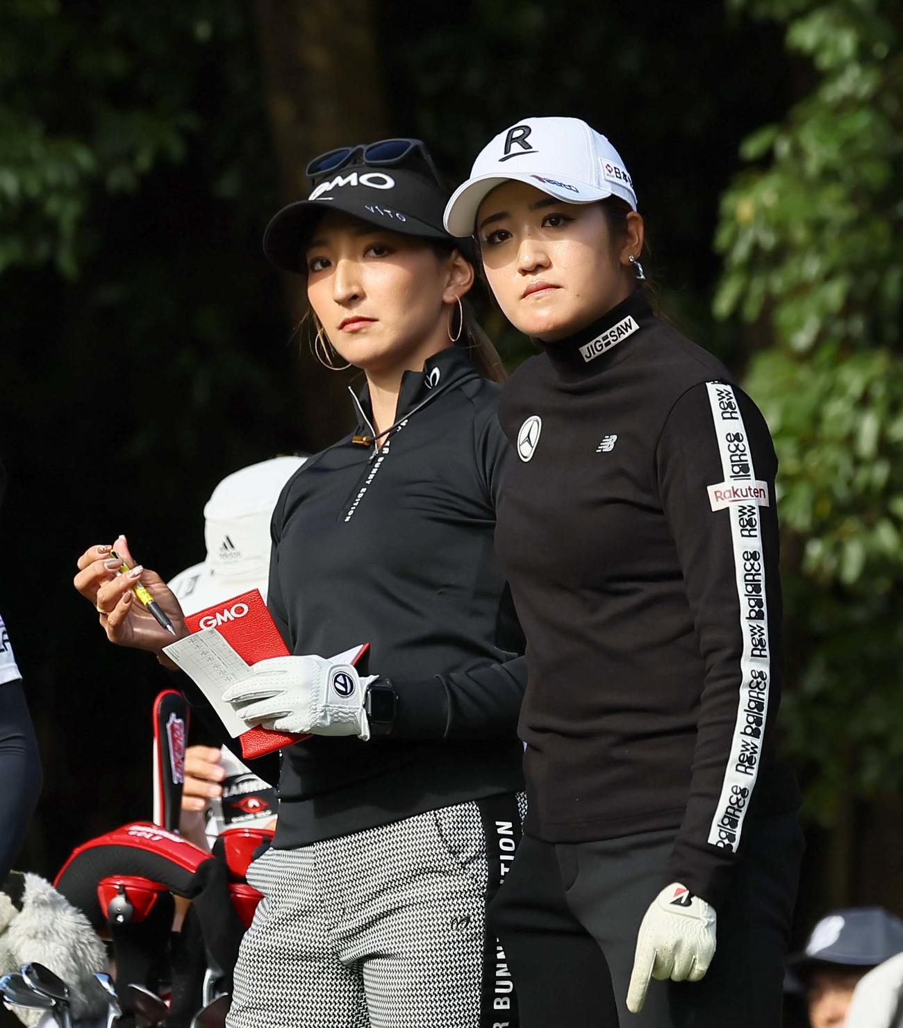 2番、ティーショットを待つ稲見（右）と脇元（撮影・上田博志）