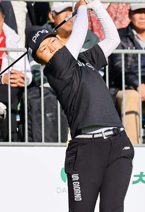 1番、ティーショットを放つ宮沢（撮影・上田博志）