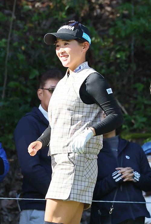 2番、ティーショットを放ち笑顔を見せる永井（撮影・上田博志）