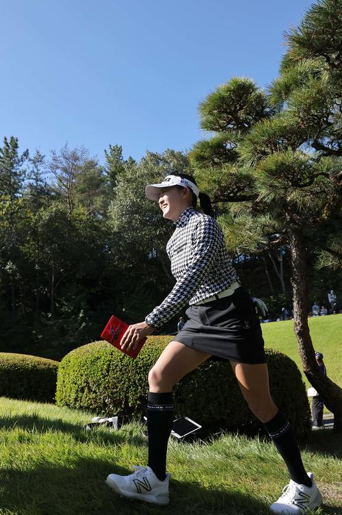 2番、笑顔を見せながらセカンドへ向かう岩井千（撮影・上田博志）