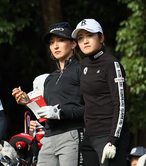 2番、ティーショットを待つ稲見（右）と脇元（撮影・上田博志）