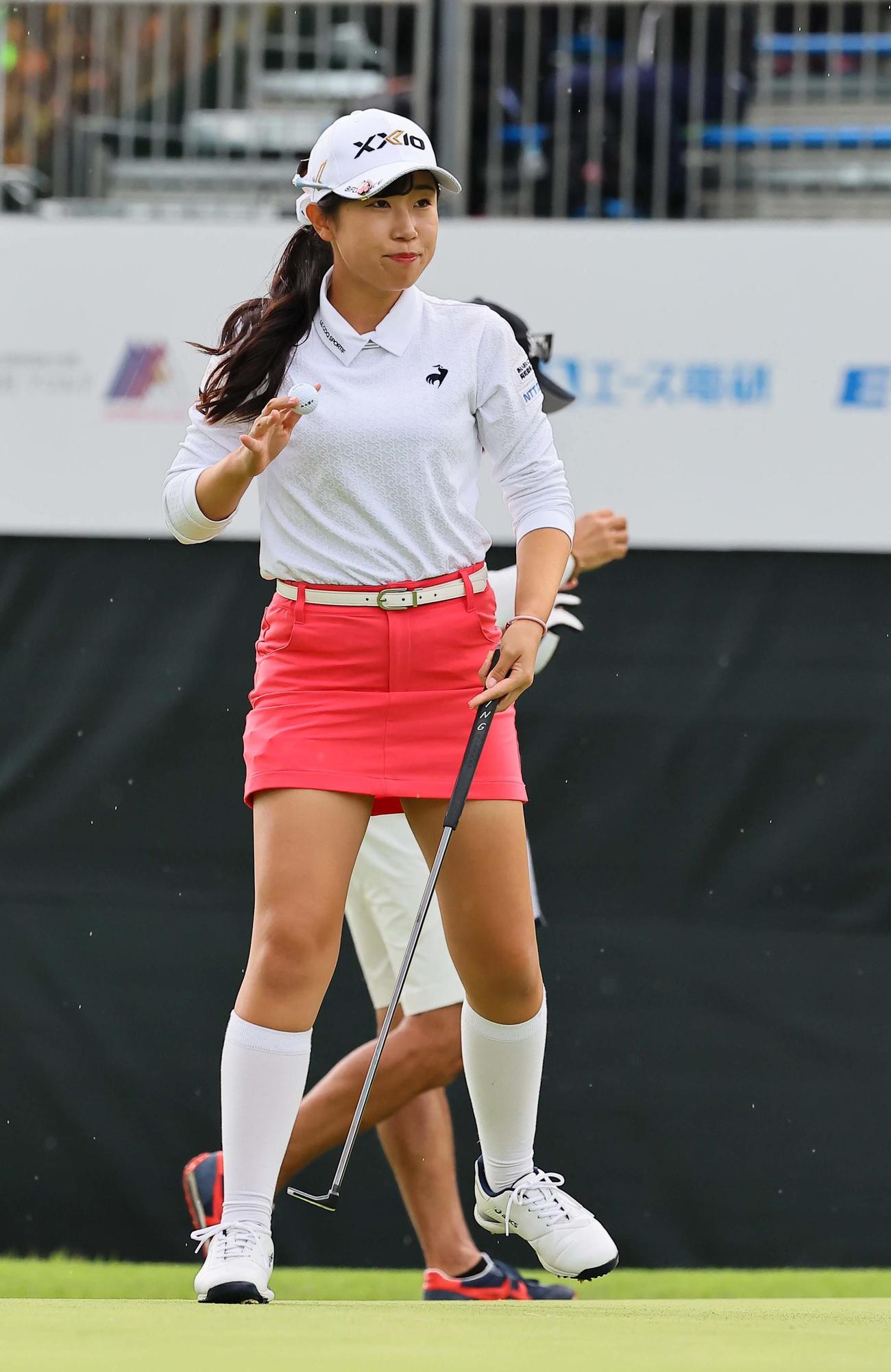 18番、ボギーでホールアウトする菅沼（撮影・上田博志）（撮影・上田博志）
