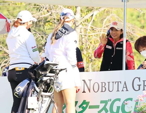 1番、イ・ボミ（右）は選手のあいさつに笑顔で応える（撮影・上田博志）