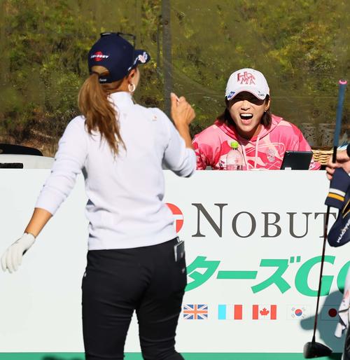 10番、スタートする上田（左）を笑顔で見送るイ・ボミ（撮影・上田博志）