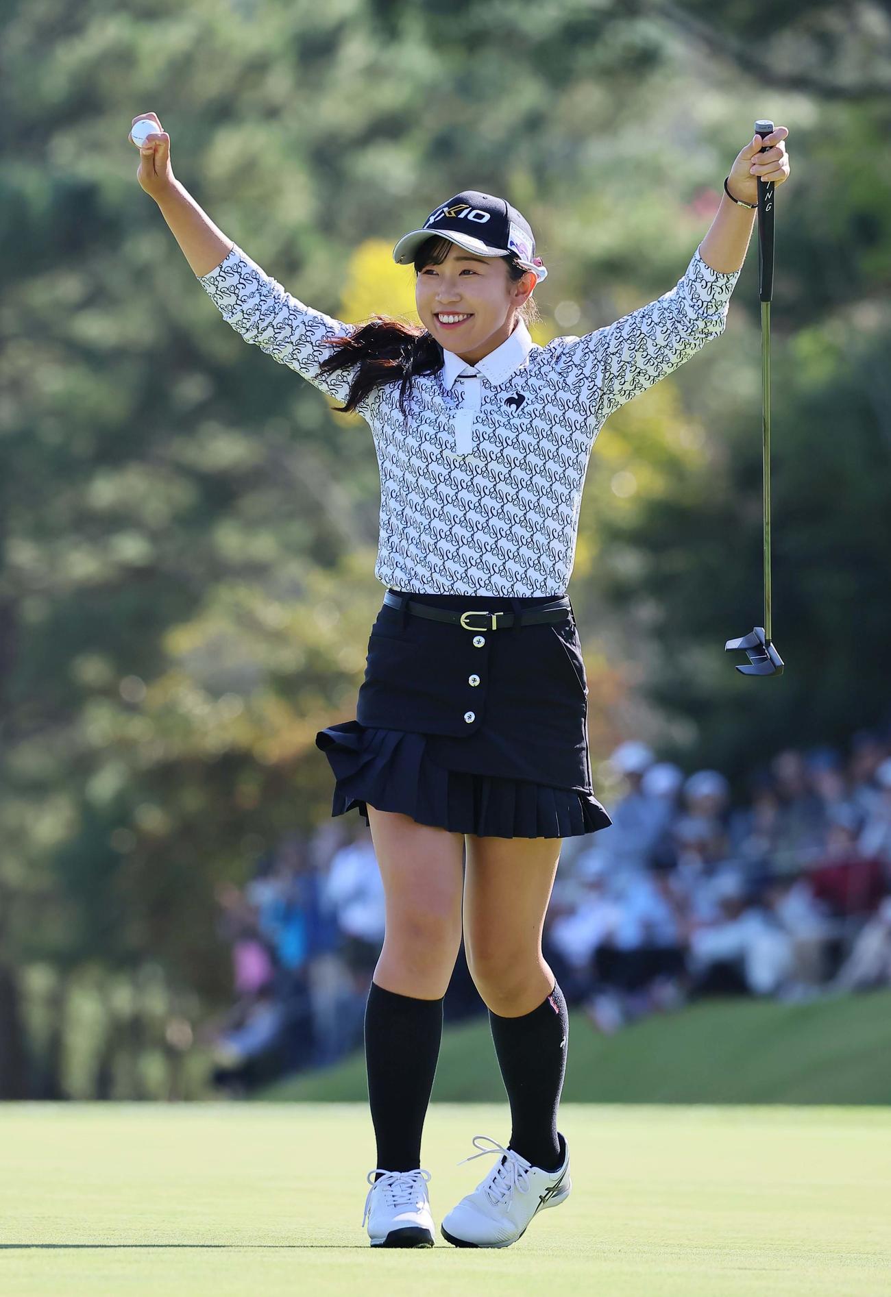 18番、優勝を決めた菅沼は笑顔でガッツポーズをする（撮影・上田博志）