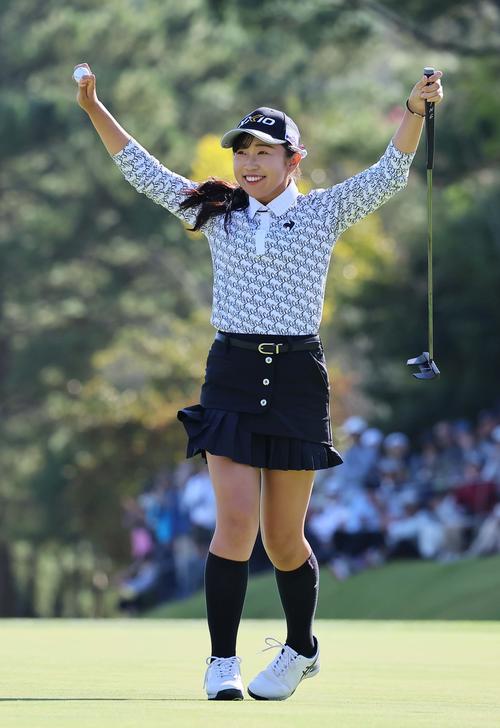 18番、優勝を決めた菅沼は笑顔でガッツポーズをする（撮影・上田博志）