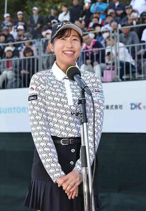優勝インタビューで笑顔を見せる菅沼（撮影・上田博志）