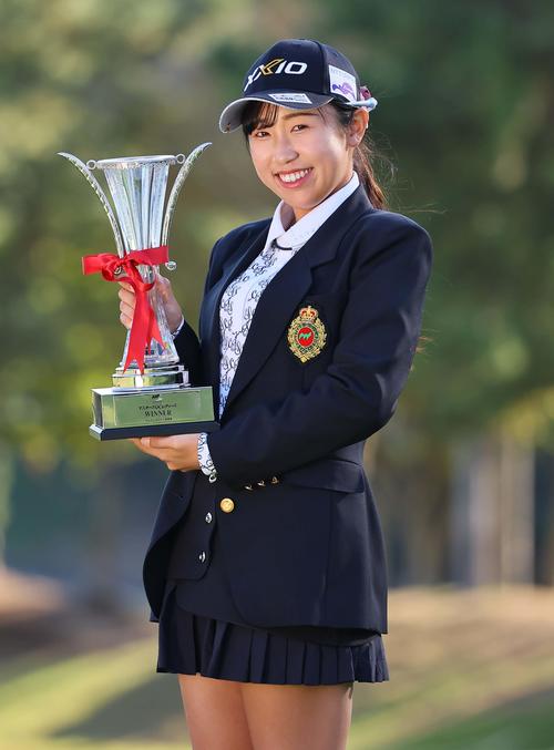 18番、優勝カップを手に笑顔を見せる菅沼（撮影・上田博志）