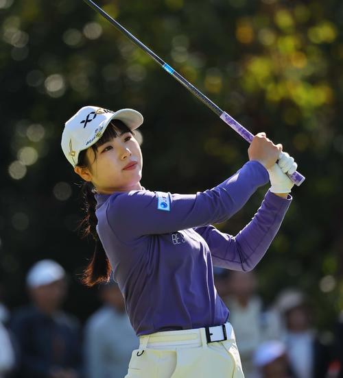 3番、ティーショットを放つ尾関（撮影・上田博志）