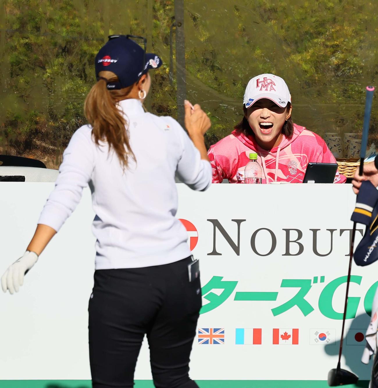 10番、スタートする上田（左）を笑顔で見送るイ・ボミ（撮影・上田博志）
