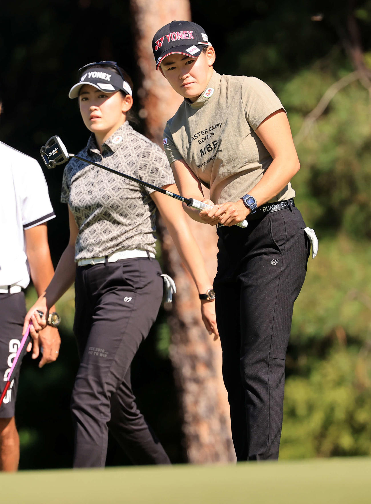練習ラウンドでパットの確認をする岩井明愛（右）と岩井千怜（撮影・浅見桂子）