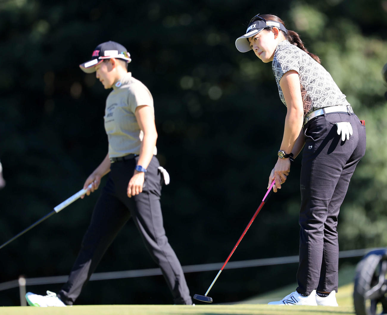 練習ラウンドでパットの確認をする岩井千（右）と岩井明（撮影・浅見桂子）