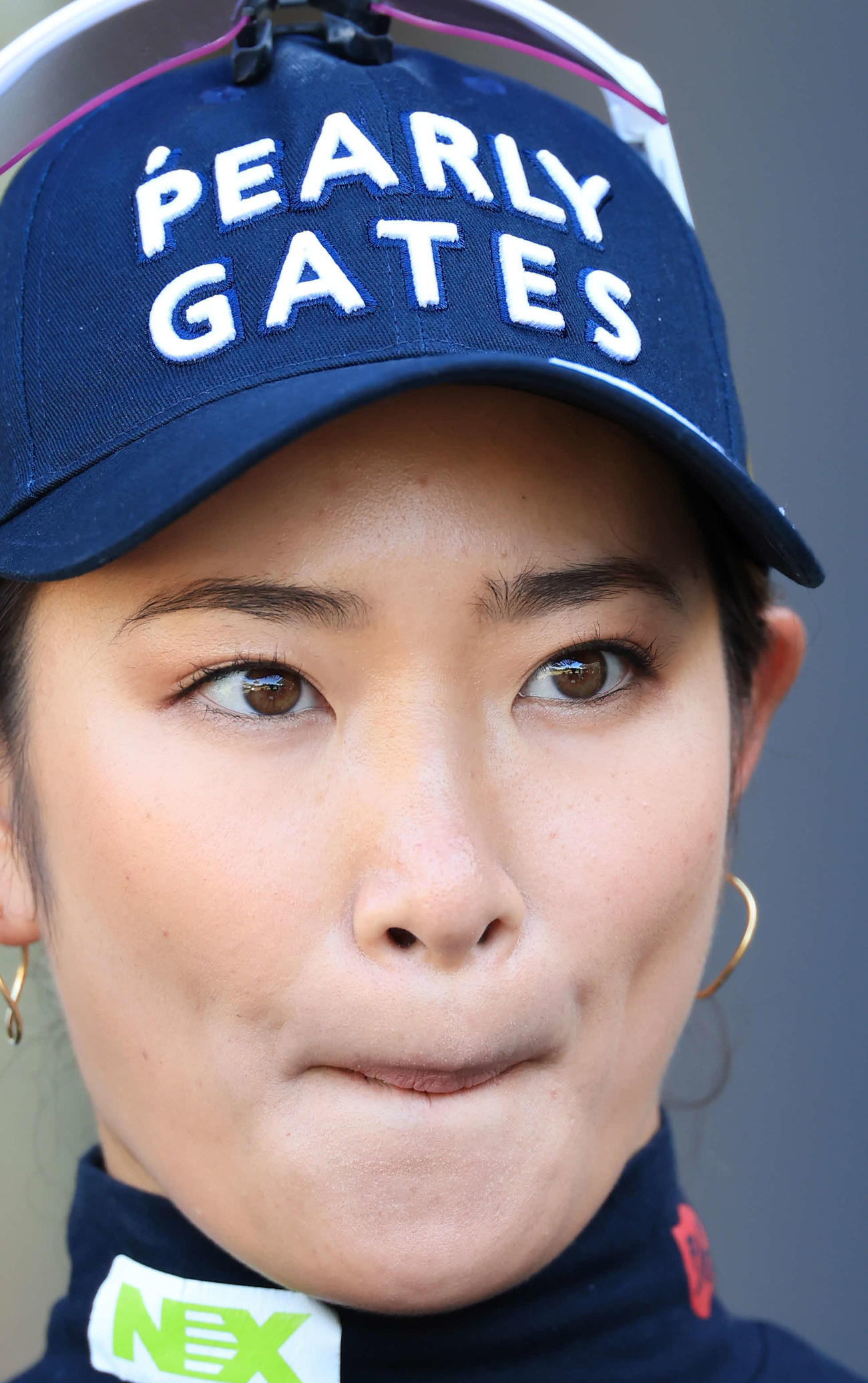 報道陣の質問に様々な表情で答える原（撮影・浅見桂子）