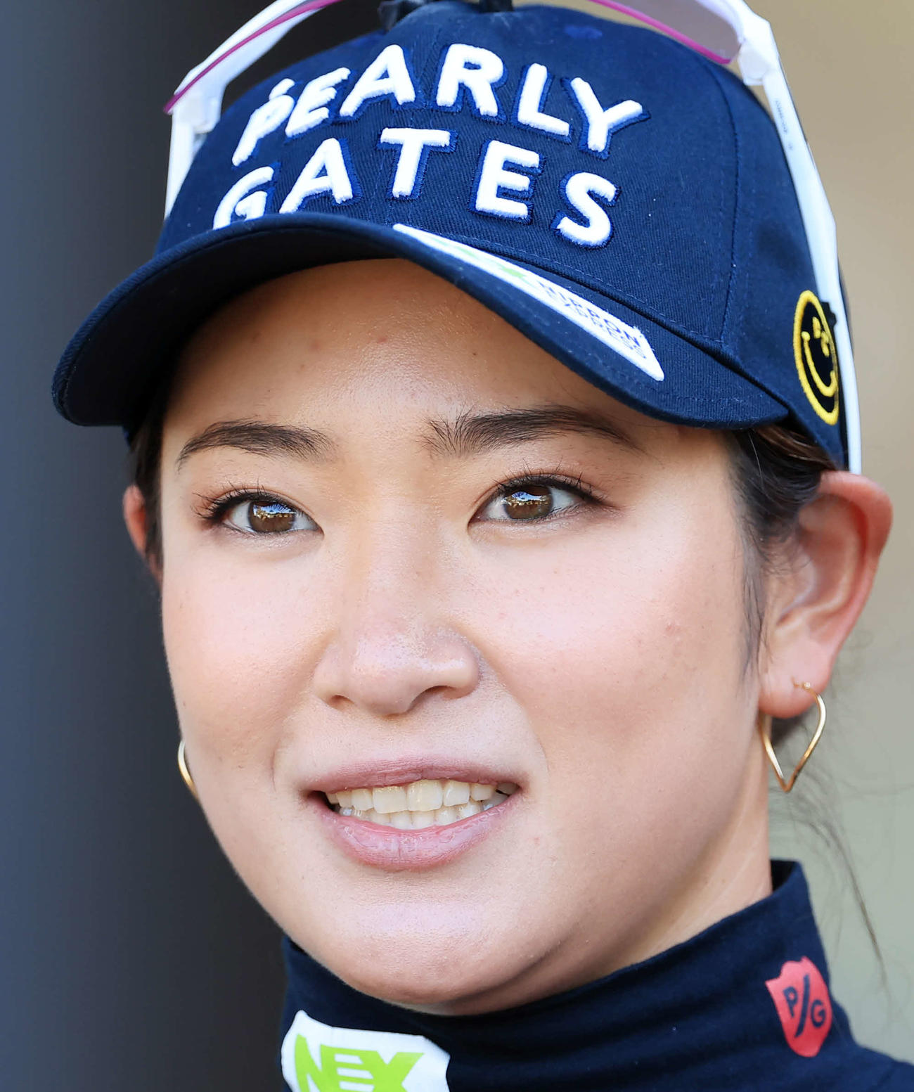 報道陣の質問に様々な表情で答える原（撮影・浅見桂子）