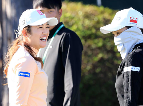 練習場で安田彩（右）と談笑する稲見（撮影・浅見桂子）