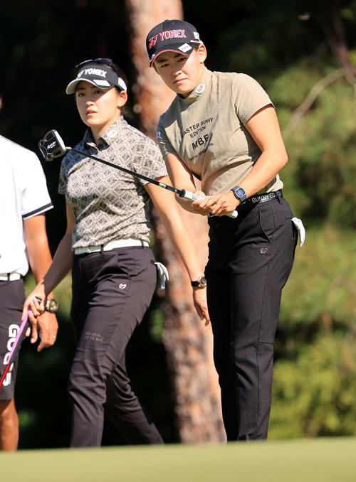 練習ラウンドでパットの確認をする岩井明愛（右）と岩井千怜（撮影・浅見桂子）