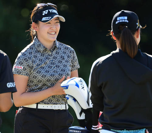 練習中、笑顔の岩井千（撮影・浅見桂子）