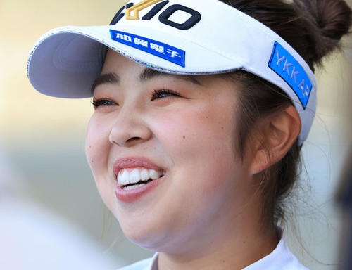 練習を終え、笑顔で報道陣の質問に答える山下（撮影・浅見桂子）