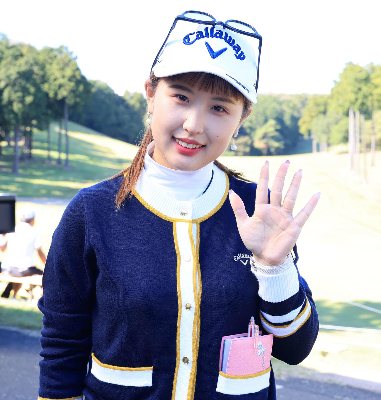 練習ラウンドで、笑顔で手を振るリ・ハナ（撮影・浅見桂子）