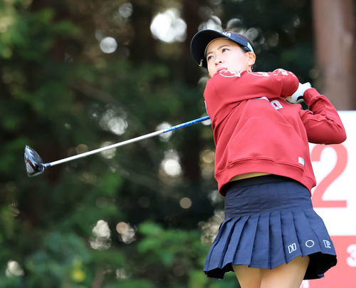 第1日　2番、ティーショットを放つ永井花奈（撮影・浅見桂子）