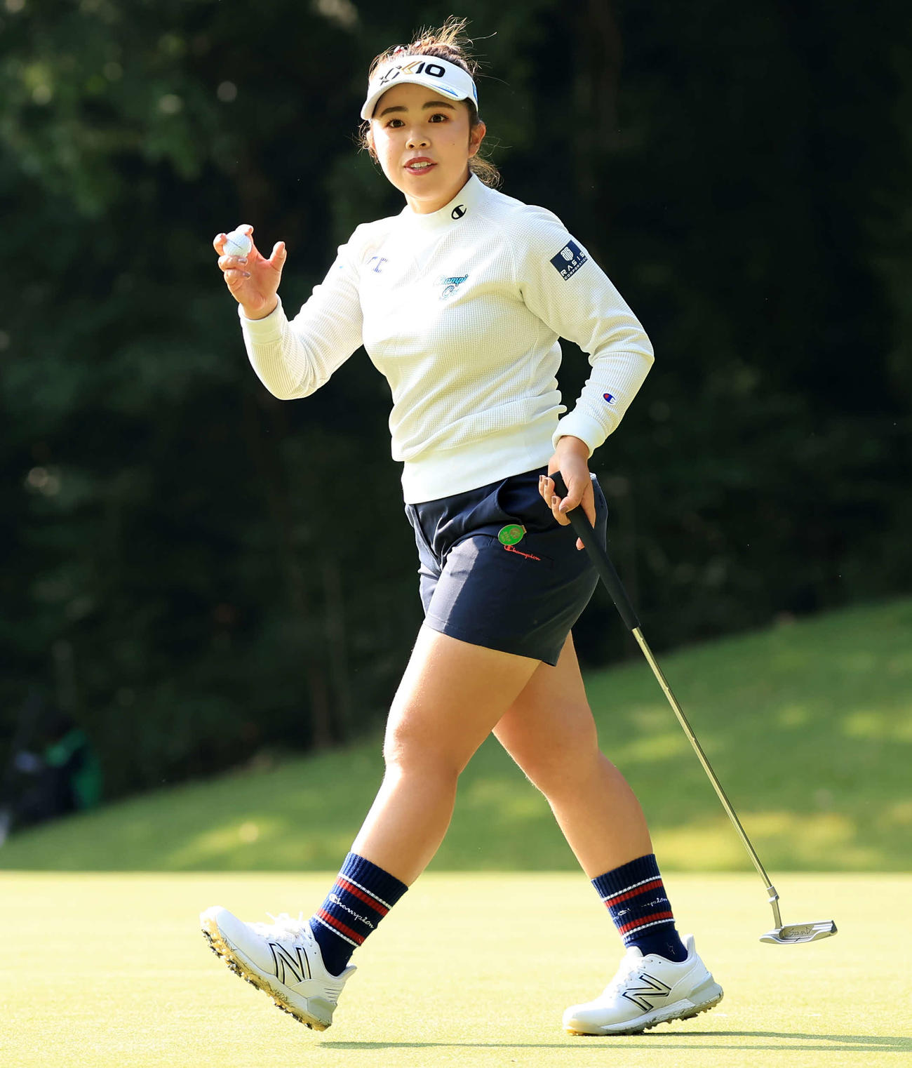 第2日　1番、バーディーを決めあいさつする山下（撮影・浅見桂子）