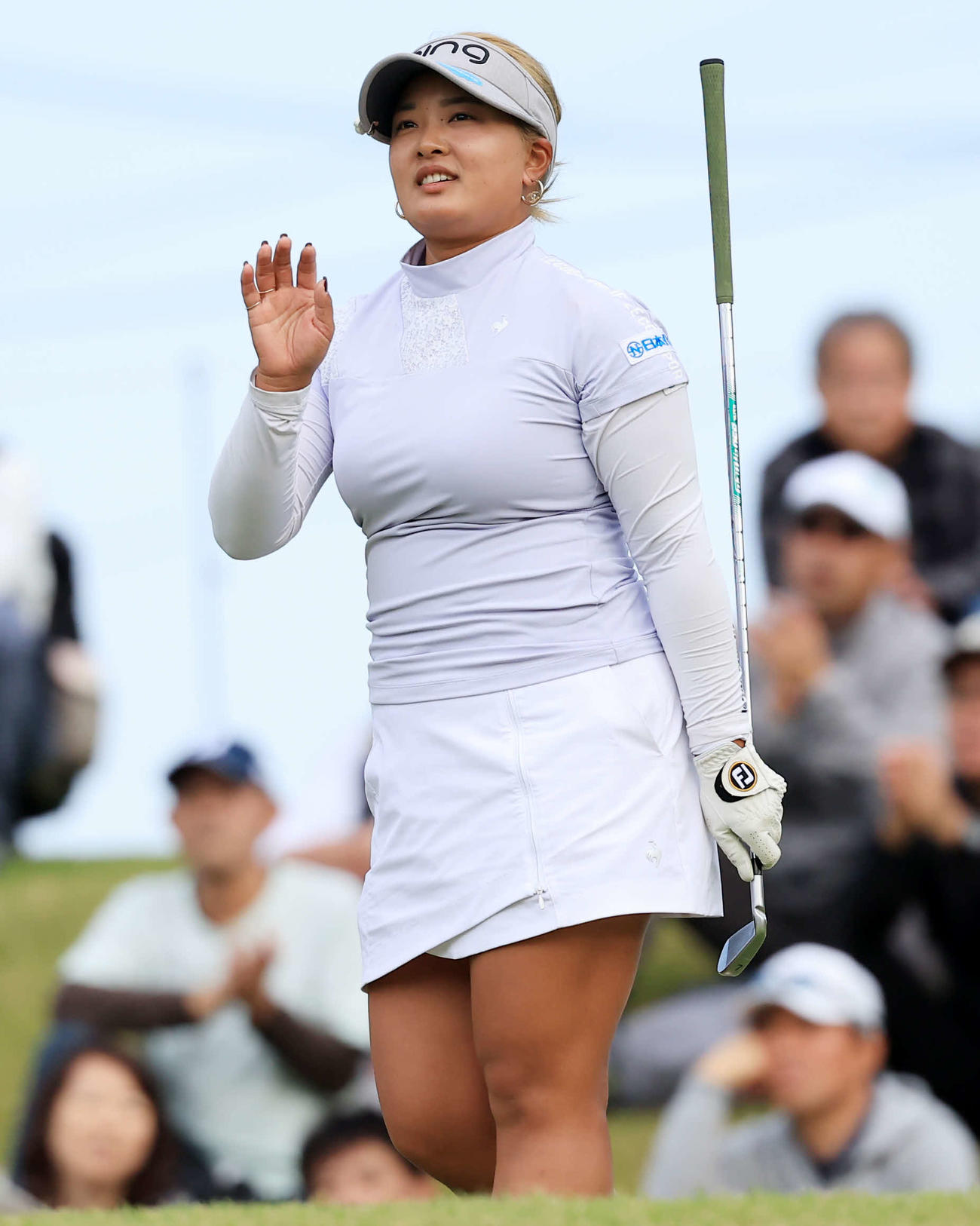 第2日　15番、ティーショットを放ち声援に手を振る鈴木（撮影・浅見桂子）