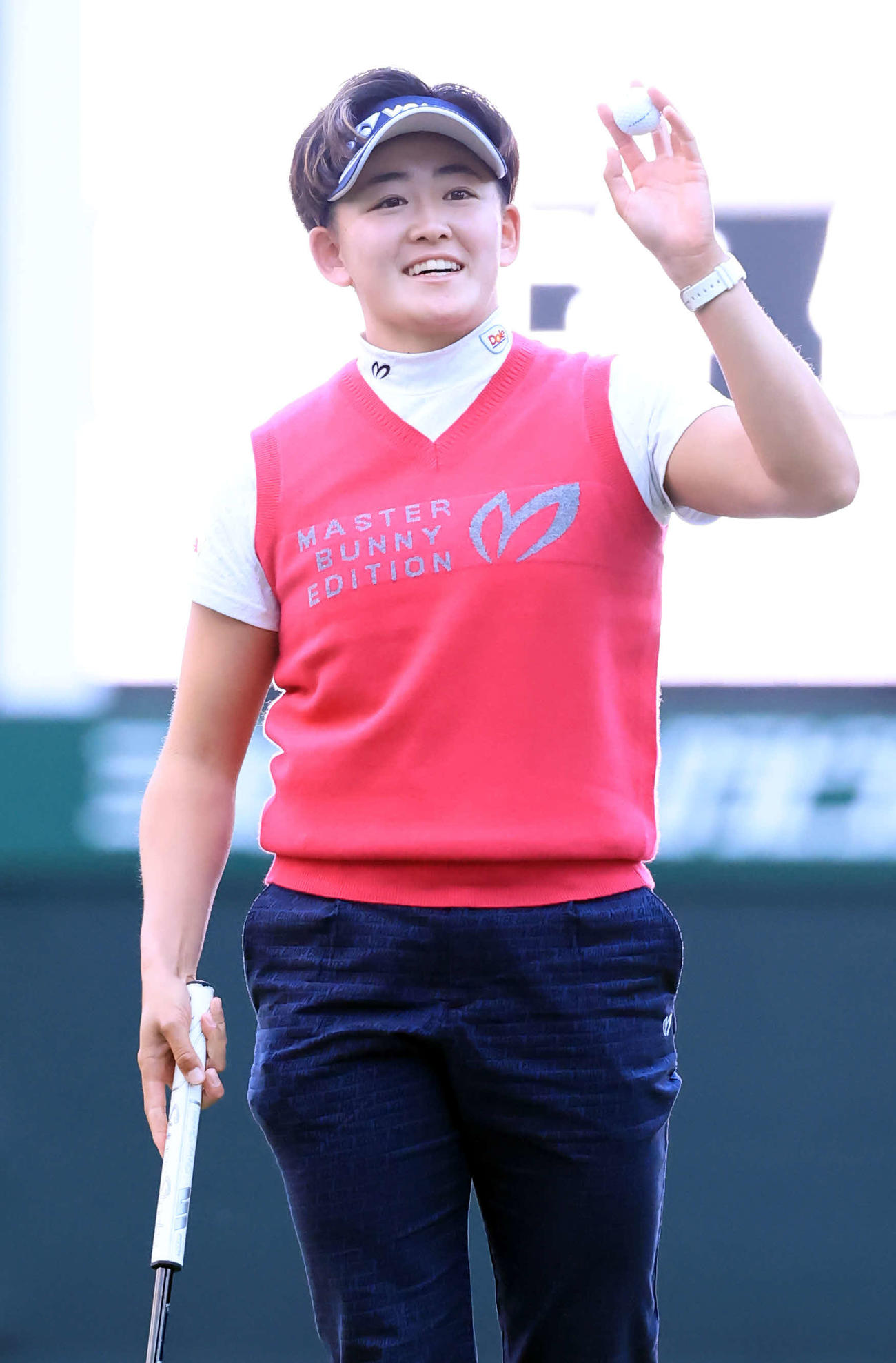 第2日　18番、バーディーを決め笑顔でボールを掲げる岩井明（撮影・浅見桂子）