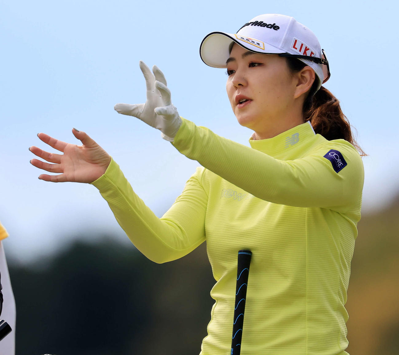 3番、ティーを待つ間、話す山内（撮影・浅見桂子）