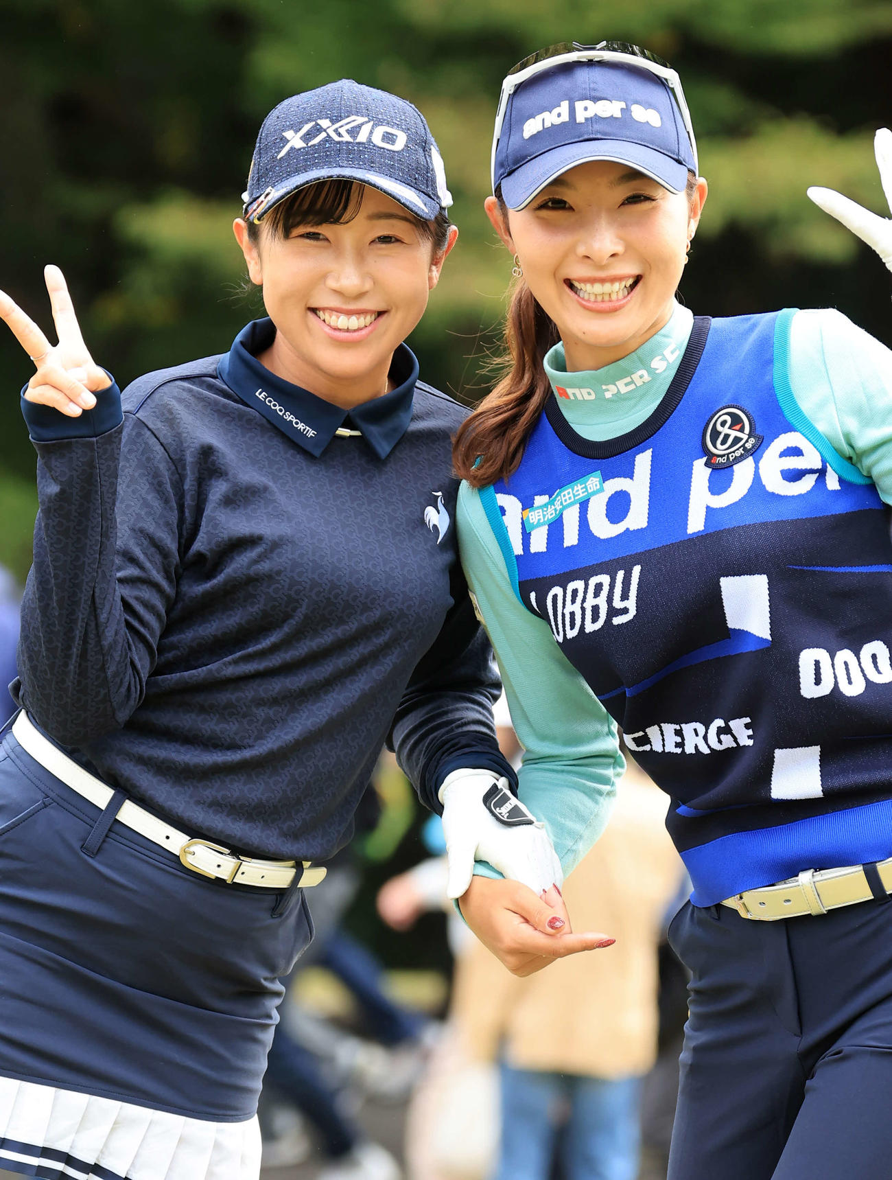 3番、ティーショットを放ち、笑顔でピースする菅沼（左）と鶴岡（撮影・浅見桂子）