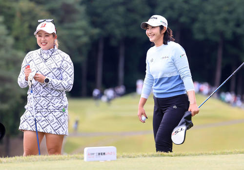 3番、談笑する照山（左）とペ・ソンウ（撮影・浅見桂子）