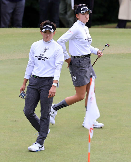 2番、おそろいのウエアでグリーンを回る岩井明（手前）と岩井千（撮影・浅見桂子）