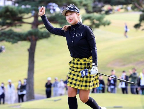 15番、ロングバーディーを決めガッツポーズするリ・ハナ（撮影・浅見桂子）