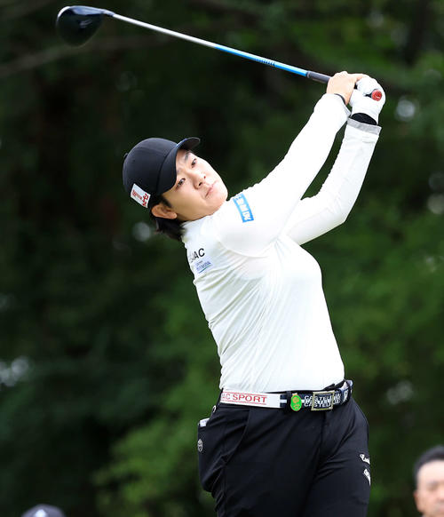 7番、ティーショットを放つ川岸（撮影・浅見桂子）
