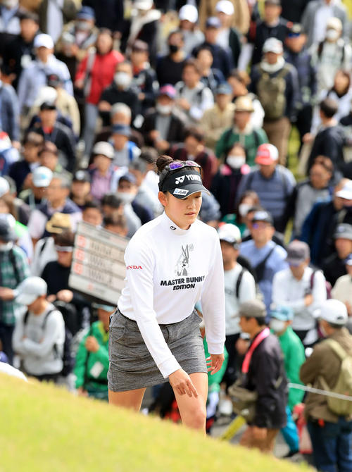 3番、ギャラリーを背にティーに向かう岩井千（撮影・浅見桂子）