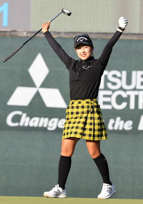 プレーオフの末、優勝を決めガッツポーズのリ・ハナ（撮影・浅見桂子）