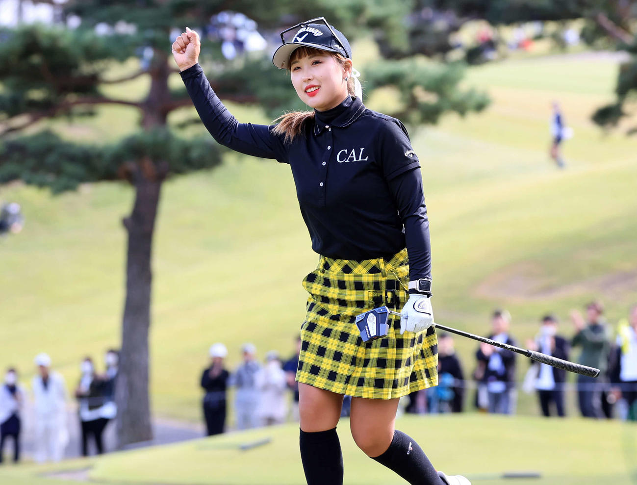 15番、ロングバーディーを決めガッツポーズするリ・ハナ（撮影・浅見桂子）