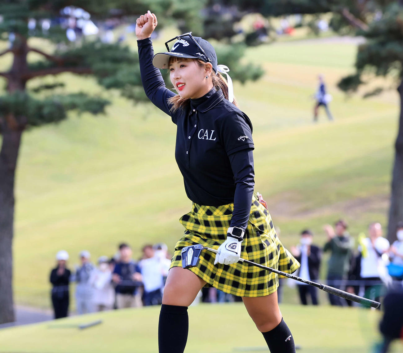 15番、ロングバーディーを決めガッツポーズする李ハナ（撮影・浅見桂子）