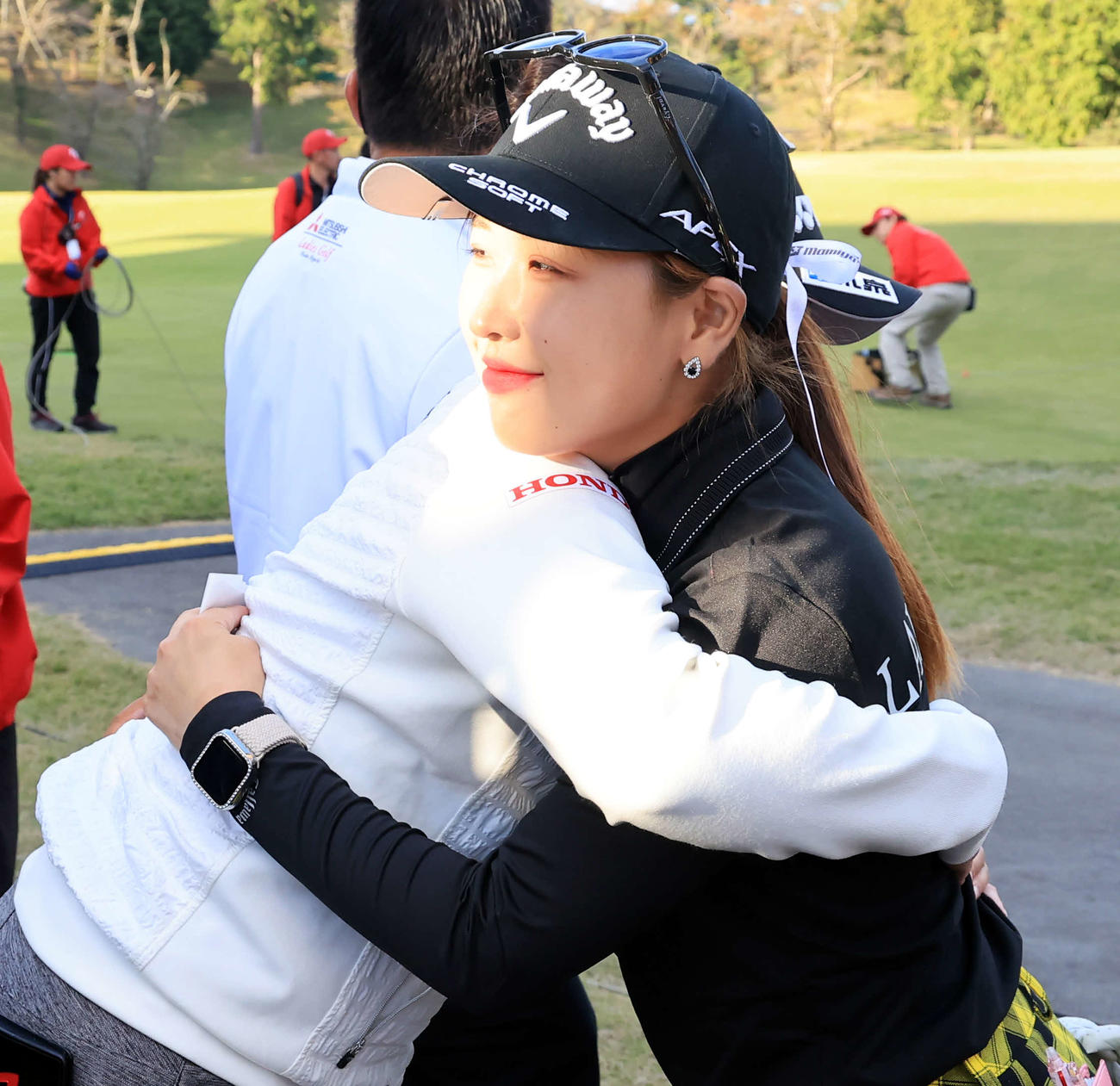 初優勝を決めたリ・ハナ（右）は、岩井千から抱擁の祝福を受ける（撮影・浅見桂子）