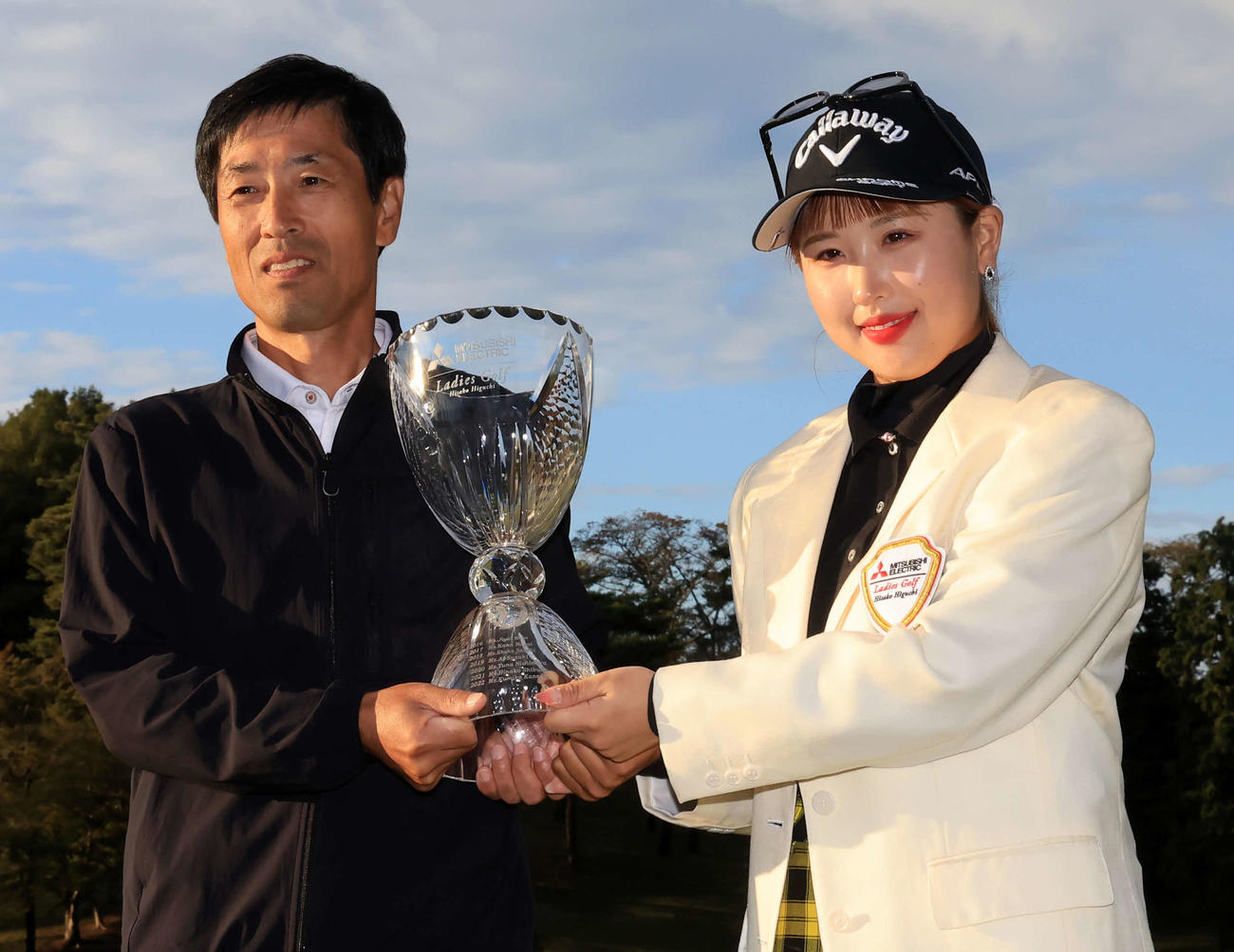初優勝を決めたリ・ハナ（右）は、父の李東進さんと記念撮影（撮影・浅見桂子）