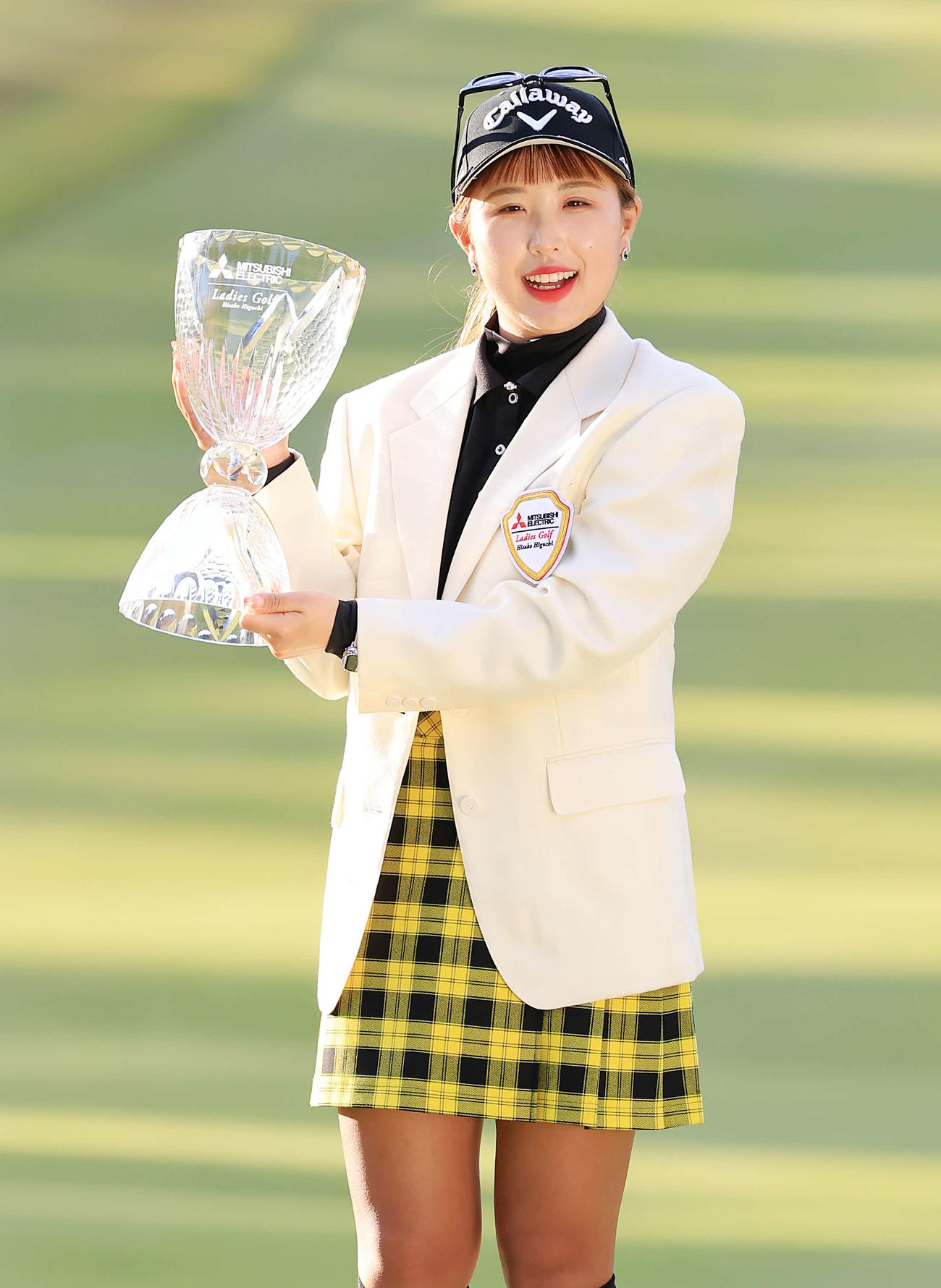 初優勝を決め、優勝杯を手に笑顔を見せるリ・ハナ（撮影・浅見桂子）
